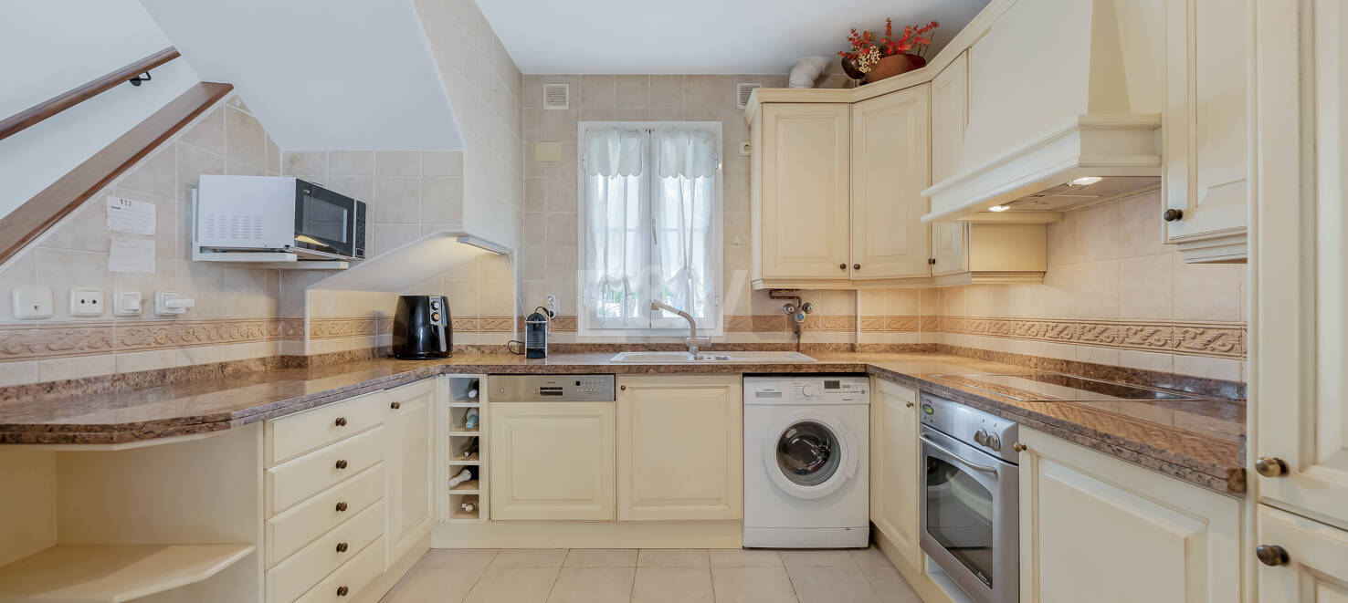 Impresionante ático con vistas al mar en la Milla de Oro de Marbella, a pocos pasos de la playa y de todas las comodidades