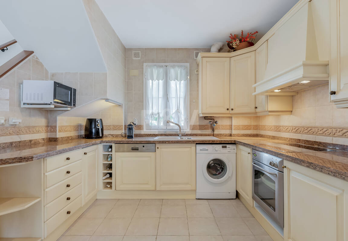 Stunning Sea-View Penthouse on Marbella’s Golden Mile, Steps from Beach & Amenities