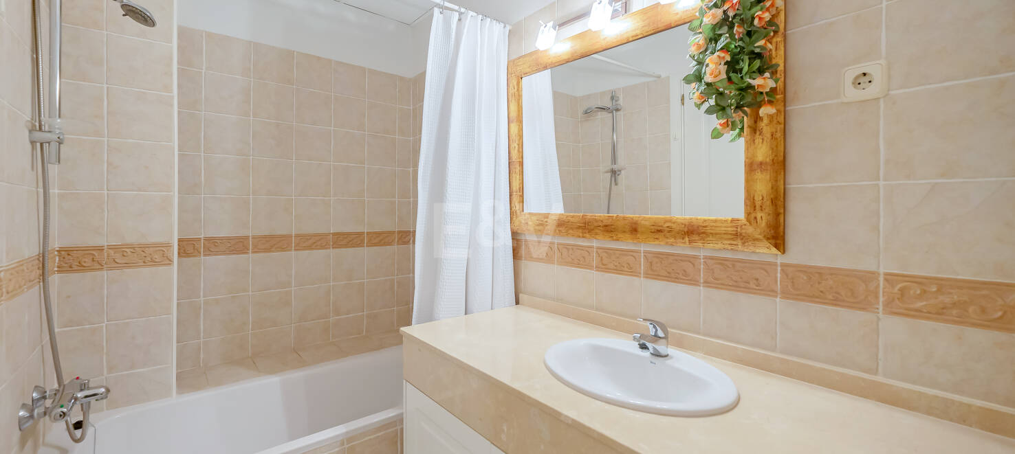 Impresionante ático con vistas al mar en la Milla de Oro de Marbella, a pocos pasos de la playa y de todas las comodidades