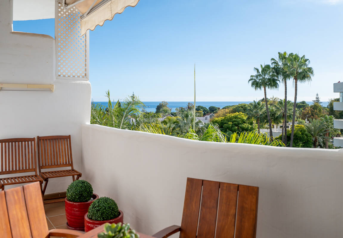 Stunning Sea-View Penthouse on Marbella’s Golden Mile, Steps from Beach & Amenities