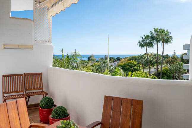 Stunning Sea-View Penthouse on Marbella’s Golden Mile, Steps from Beach & Amenities