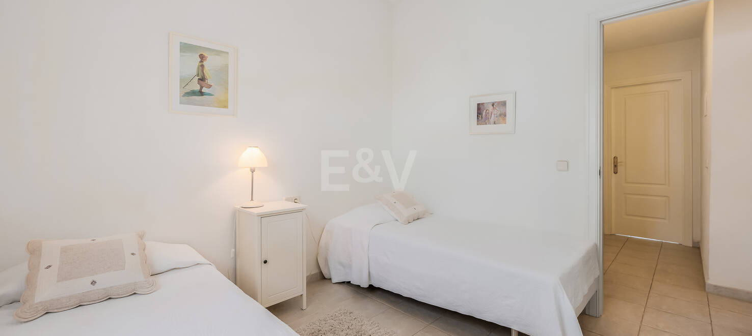 Impresionante ático con vistas al mar en la Milla de Oro de Marbella, a pocos pasos de la playa y de todas las comodidades