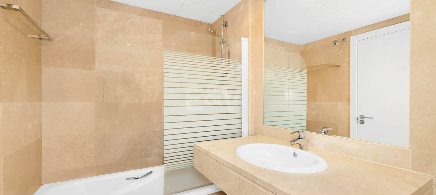 Maison de ville avec vue sur le golf et la mer, idéale pour l'investissement et la location de vacances