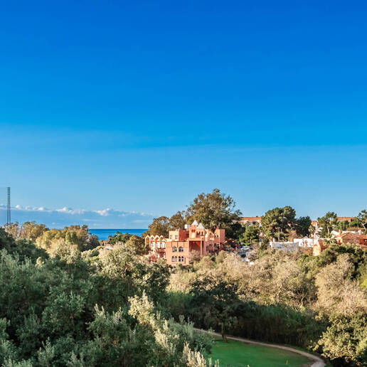 Maison de ville avec vue sur le golf et la mer, idéale pour l'investissement et la location de vacances