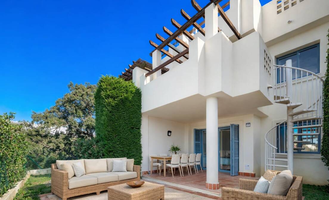 Maison de ville avec vue sur le golf et la mer, idéale pour l'investissement et la location de vacances