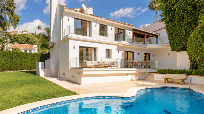 Modern Villa with Private Pool and Garden in El Rosario, Marbella