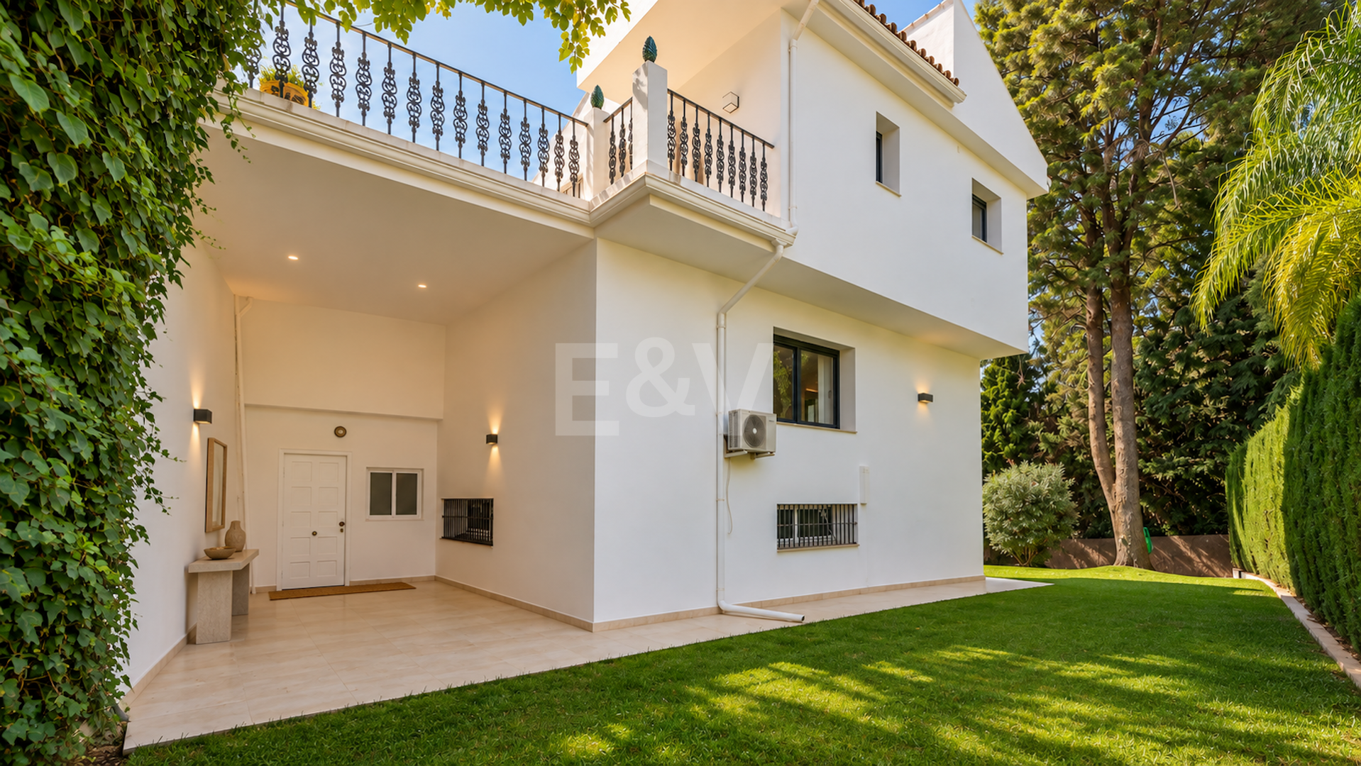 Modern Villa med privat pool och trädgård i El Rosario, Marbella