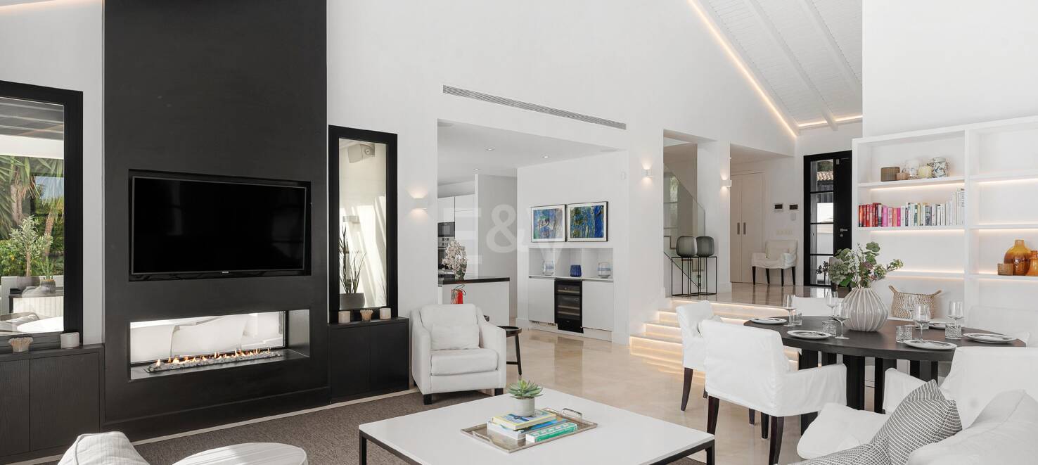 Stunning villa with panoramic views in Los Naranjos Golf area