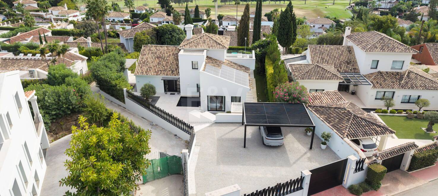 Stunning villa with panoramic views in Los Naranjos Golf area