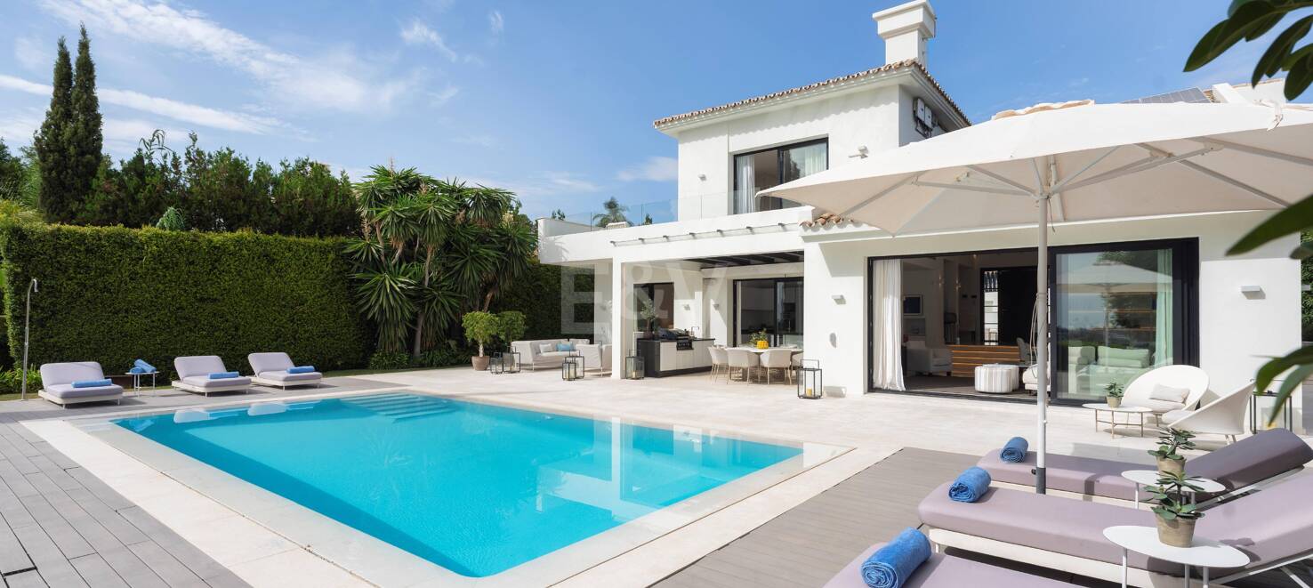 Stunning villa with panoramic views in Los Naranjos Golf area