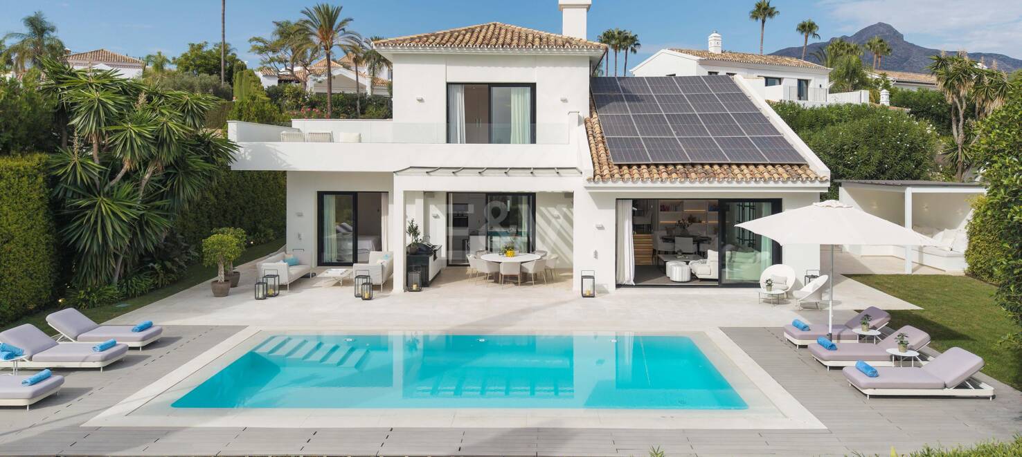 Stunning villa with panoramic views in Los Naranjos Golf area