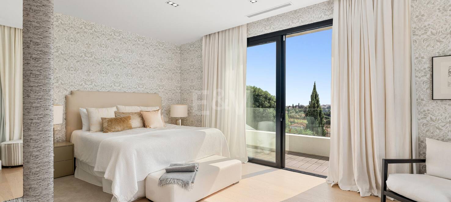 Stunning villa with panoramic views in Los Naranjos Golf area