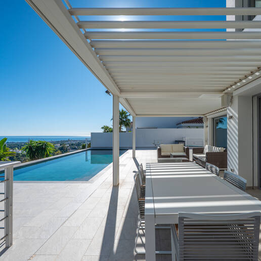 Moderne Luxusvilla mit Meer- und Bergblick in Marbella