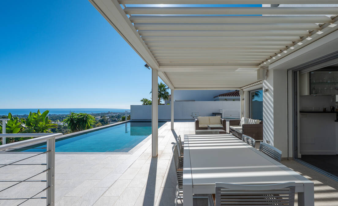 Moderne Luxusvilla mit Meer- und Bergblick in Marbella