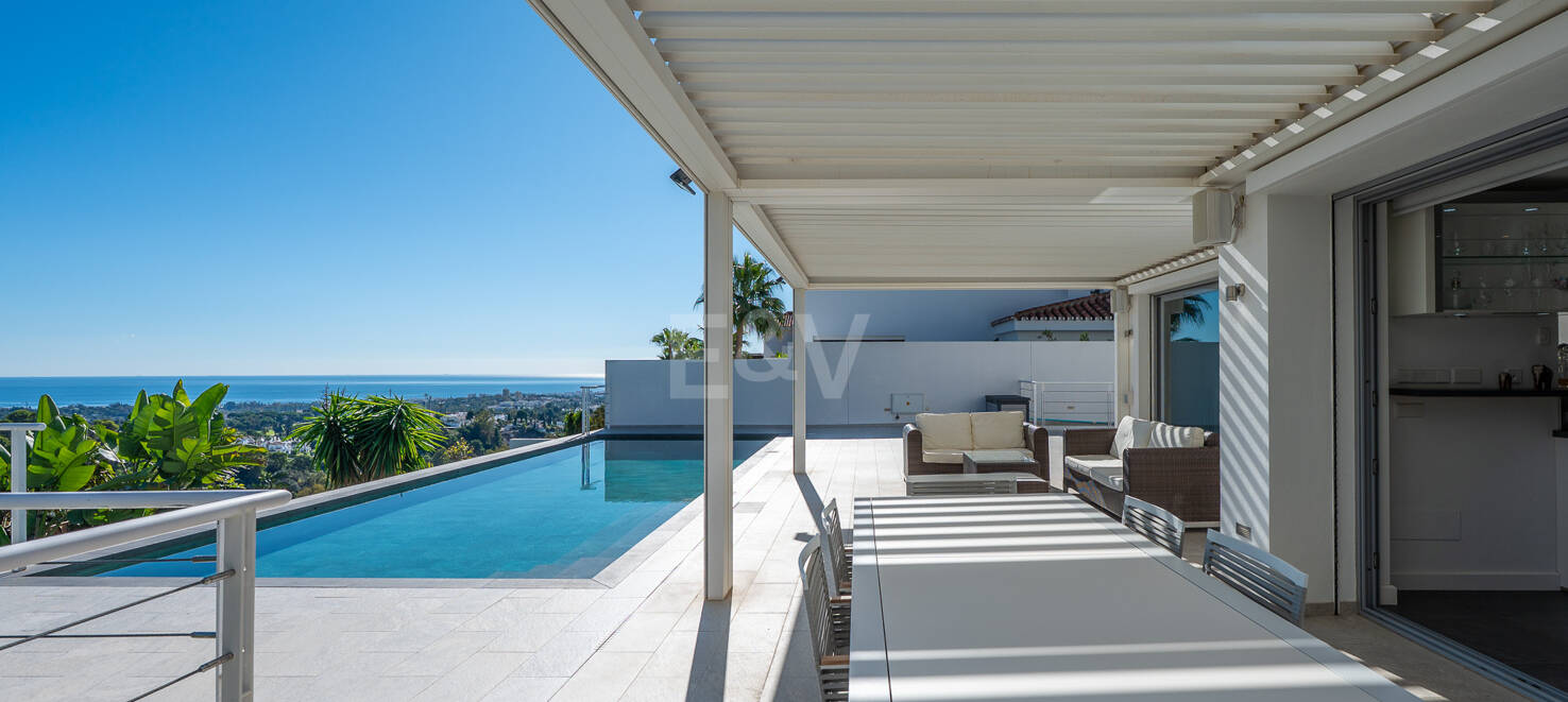 Moderne Luxusvilla mit Meer- und Bergblick in Marbella