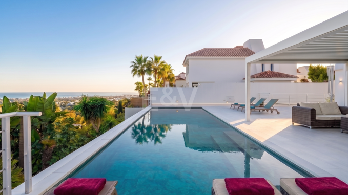 Villa de lujo contemporánea con vistas al mar y la montaña en Nueva Andalucía
