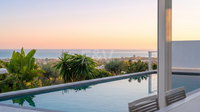 Villa de lujo contemporánea con vistas al mar y la montaña en Nueva Andalucía