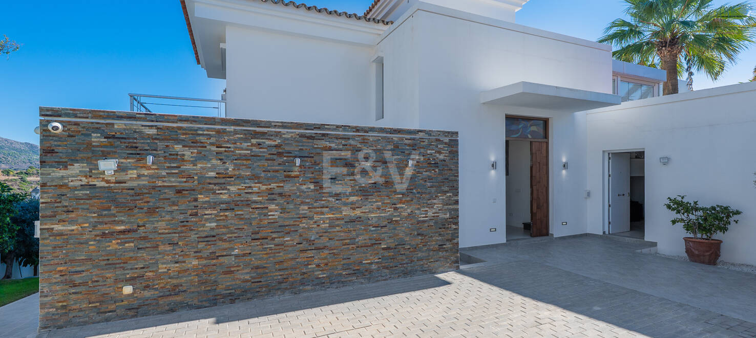 Moderne Luxusvilla mit Meer- und Bergblick in Marbella