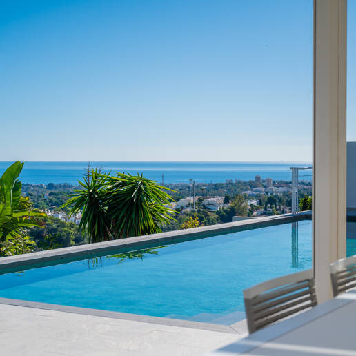 Moderne Luxusvilla mit Meer- und Bergblick in Marbella