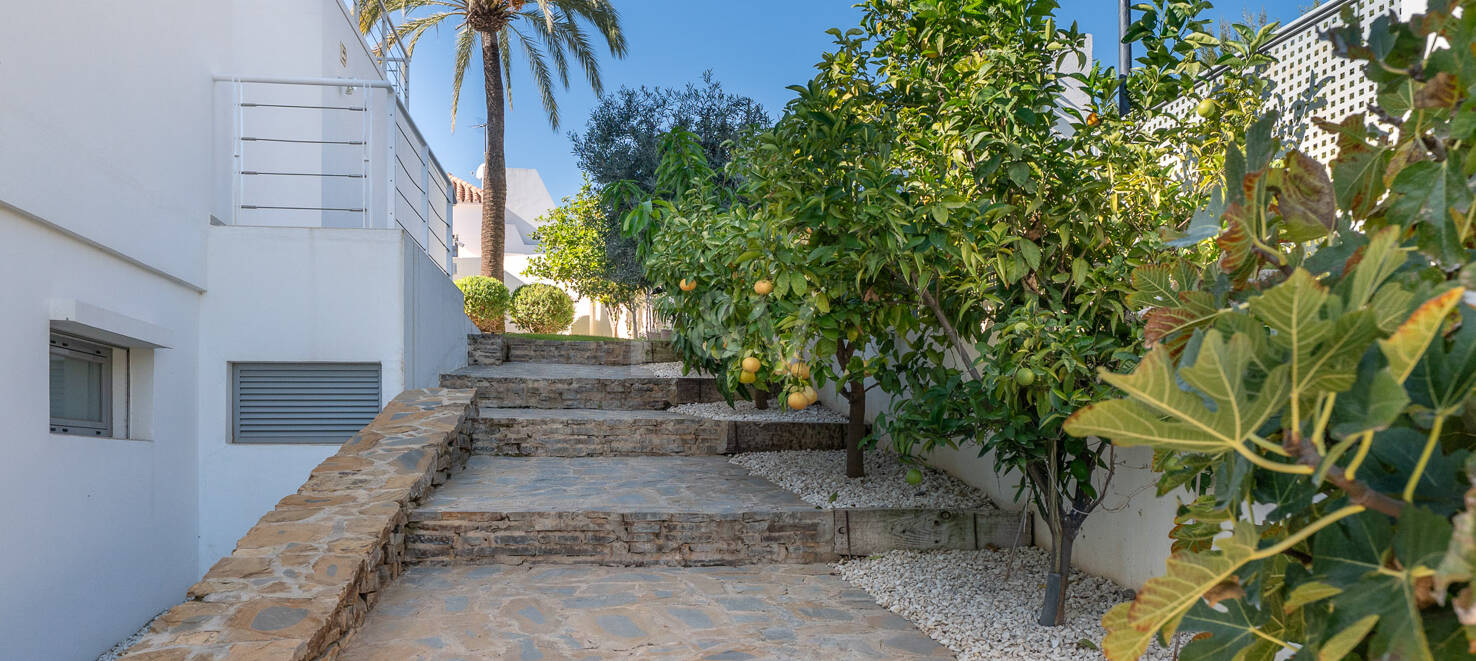 Moderne Luxusvilla mit Meer- und Bergblick in Marbella