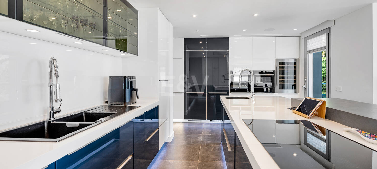 Moderne Luxusvilla mit Meer- und Bergblick in Marbella