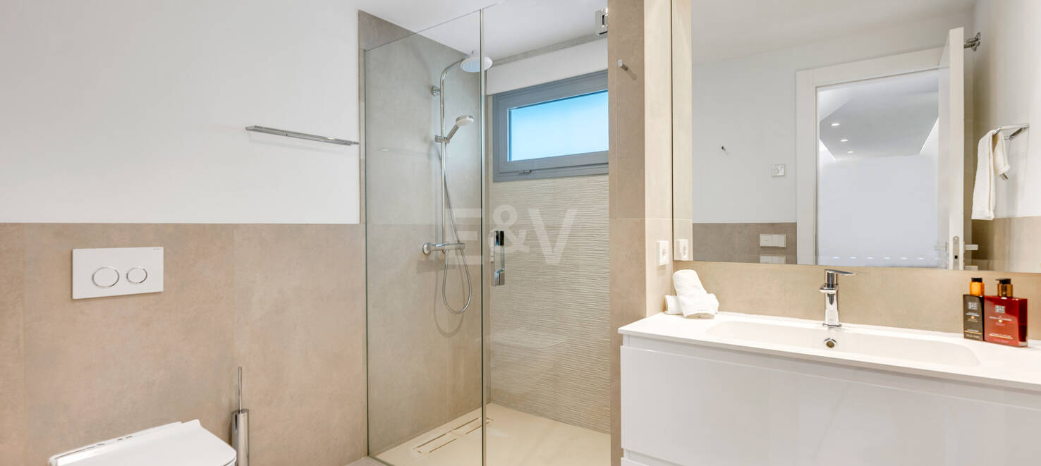 Moderne Luxusvilla mit Meer- und Bergblick in Marbella