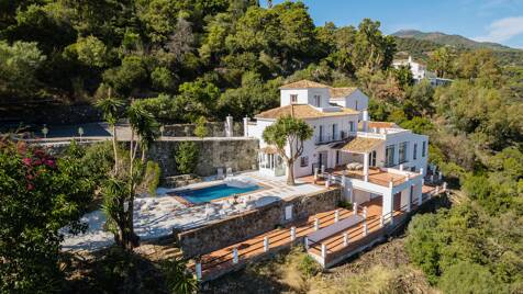Elegante villa andaluza con vistas al mar