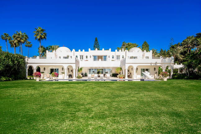 Icónica villa en primera línea con acceso privado a la playa