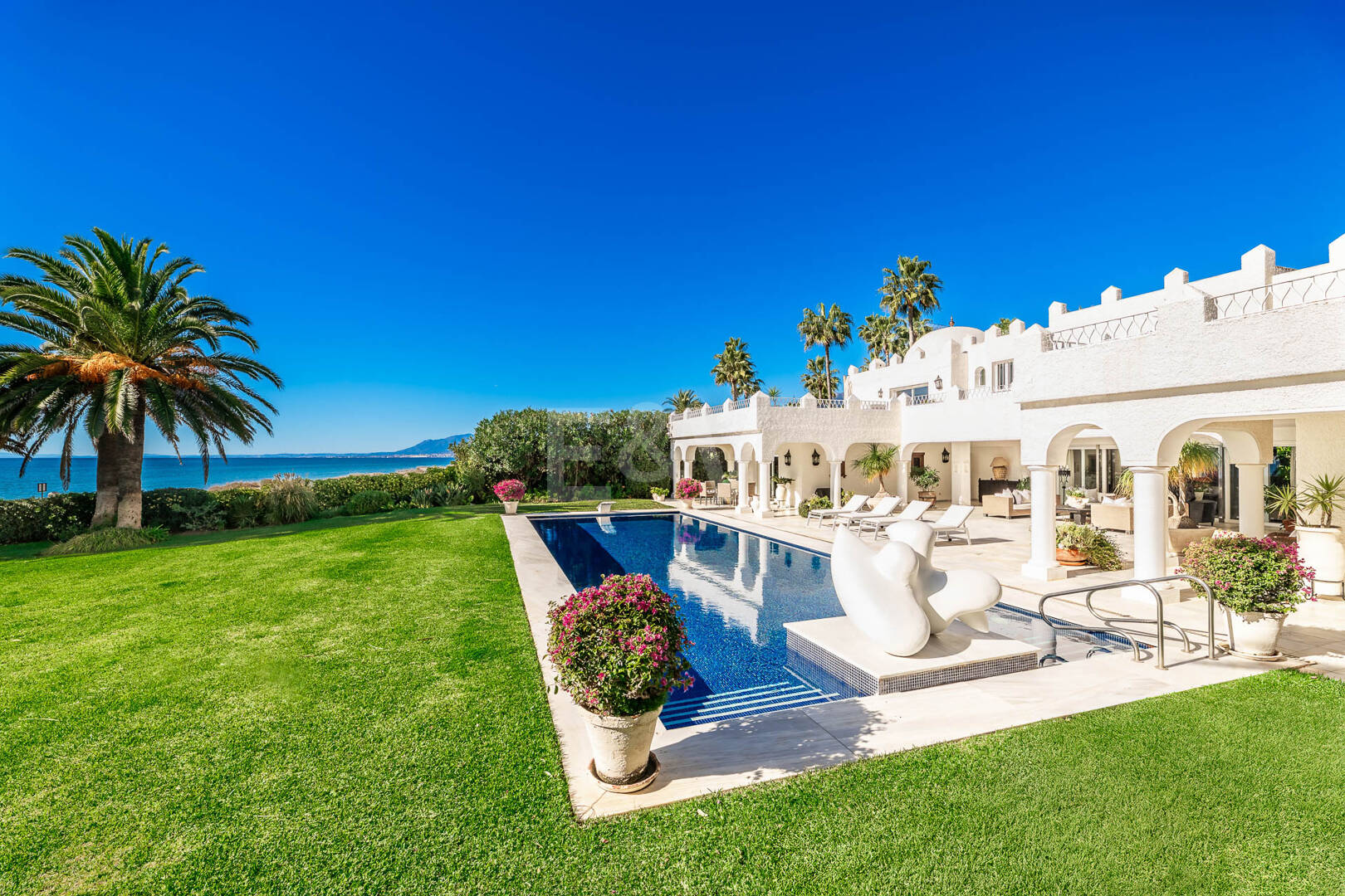 Icónica villa en primera línea con acceso privado a la playa