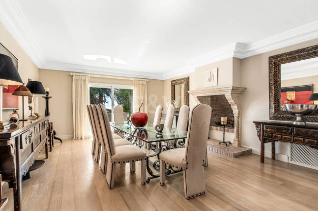 Icónica villa en primera línea con acceso privado a la playa