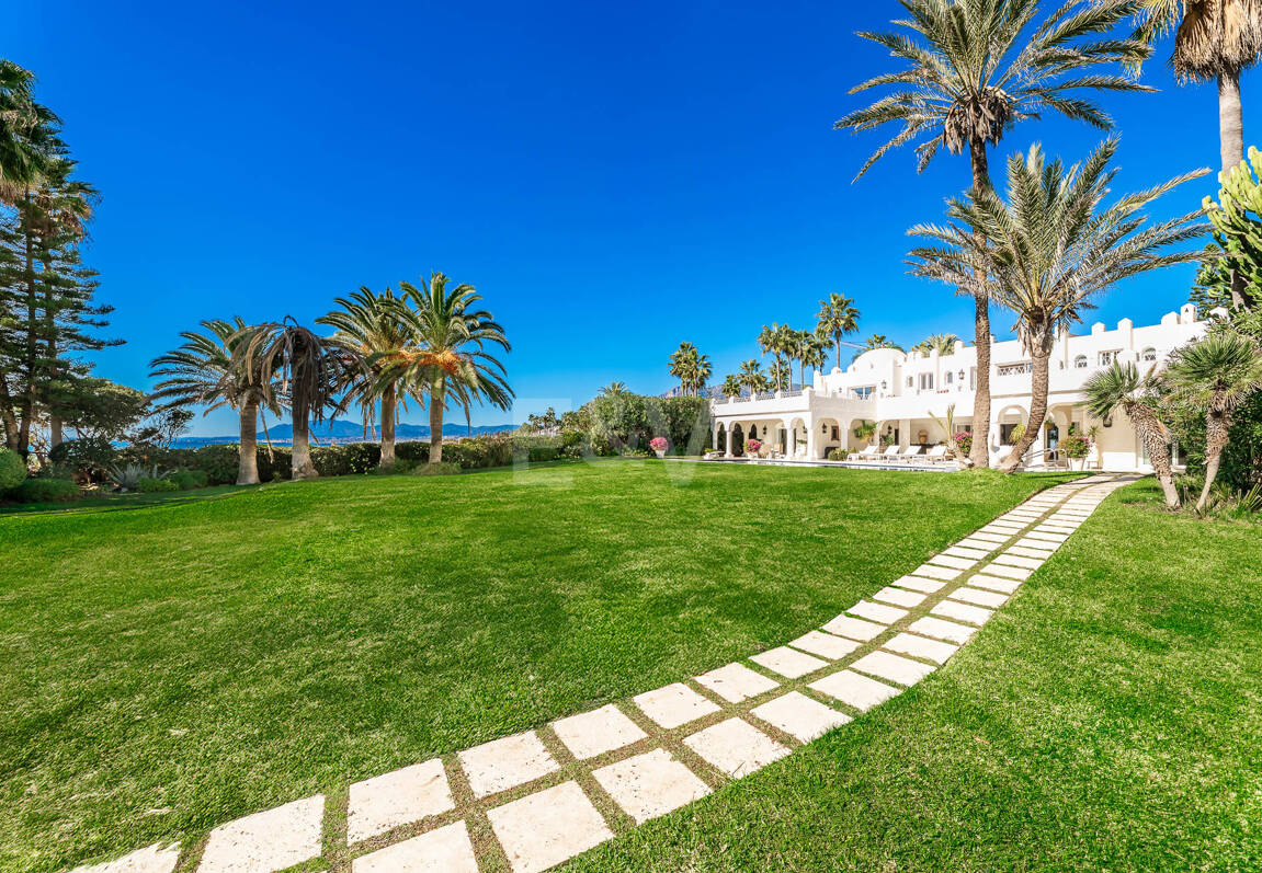 Icónica villa en primera línea con acceso privado a la playa