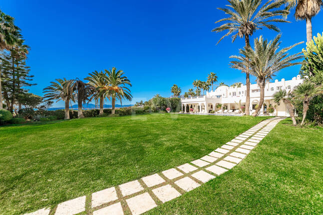 Icónica villa en primera línea con acceso privado a la playa