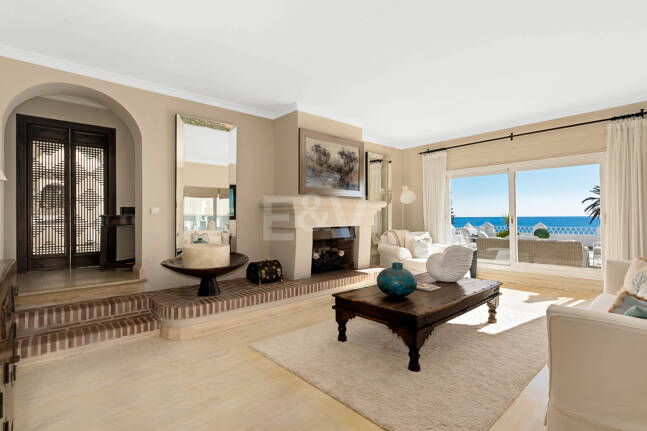 Icónica villa en primera línea con acceso privado a la playa