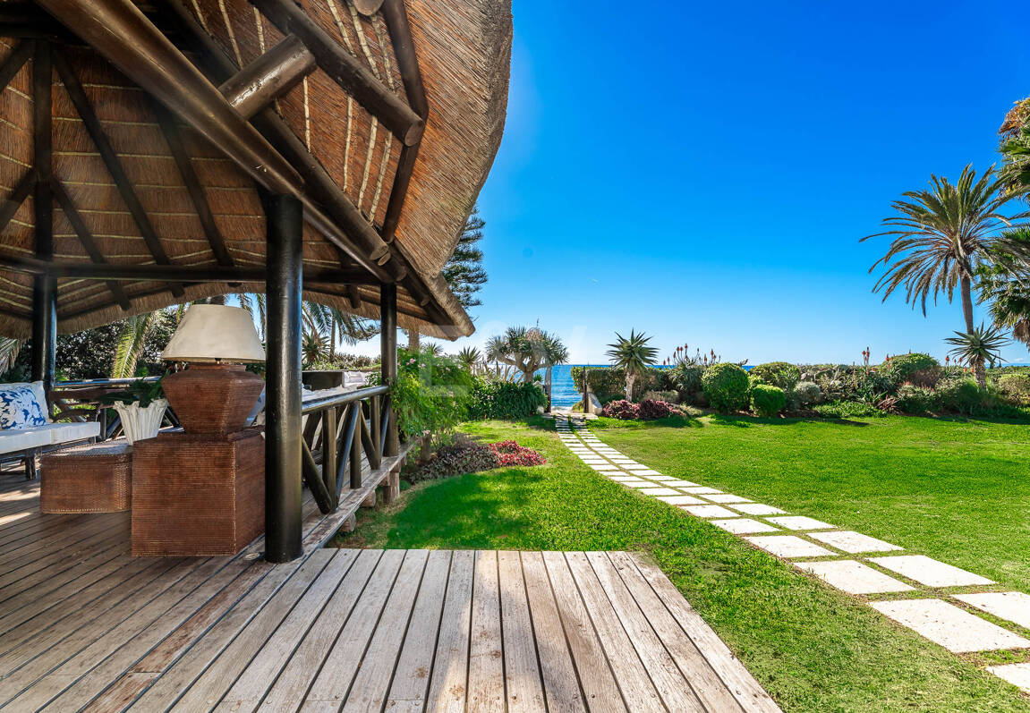 Icónica villa en primera línea con acceso privado a la playa