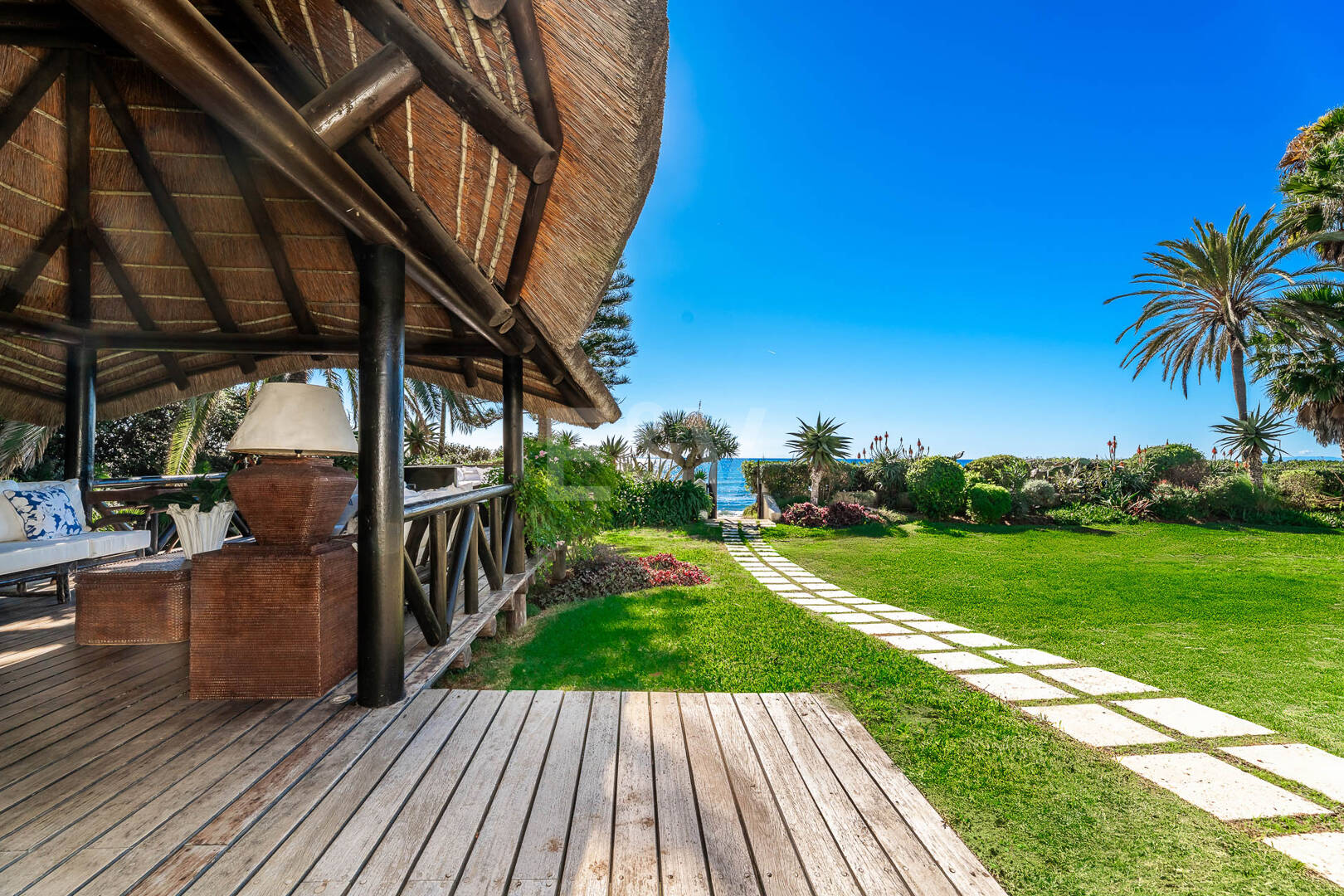 Icónica villa en primera línea con acceso privado a la playa