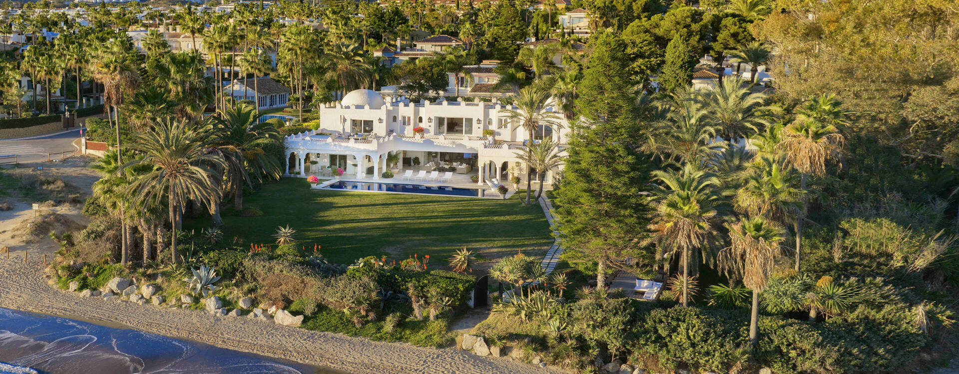 Ikonische Strandvilla mit mit privatem Strandzugang