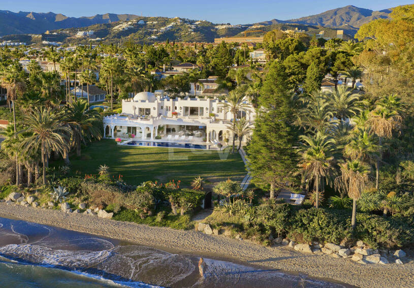 Icónica villa en primera línea con acceso privado a la playa