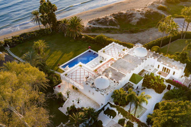 Icónica villa en primera línea con acceso privado a la playa