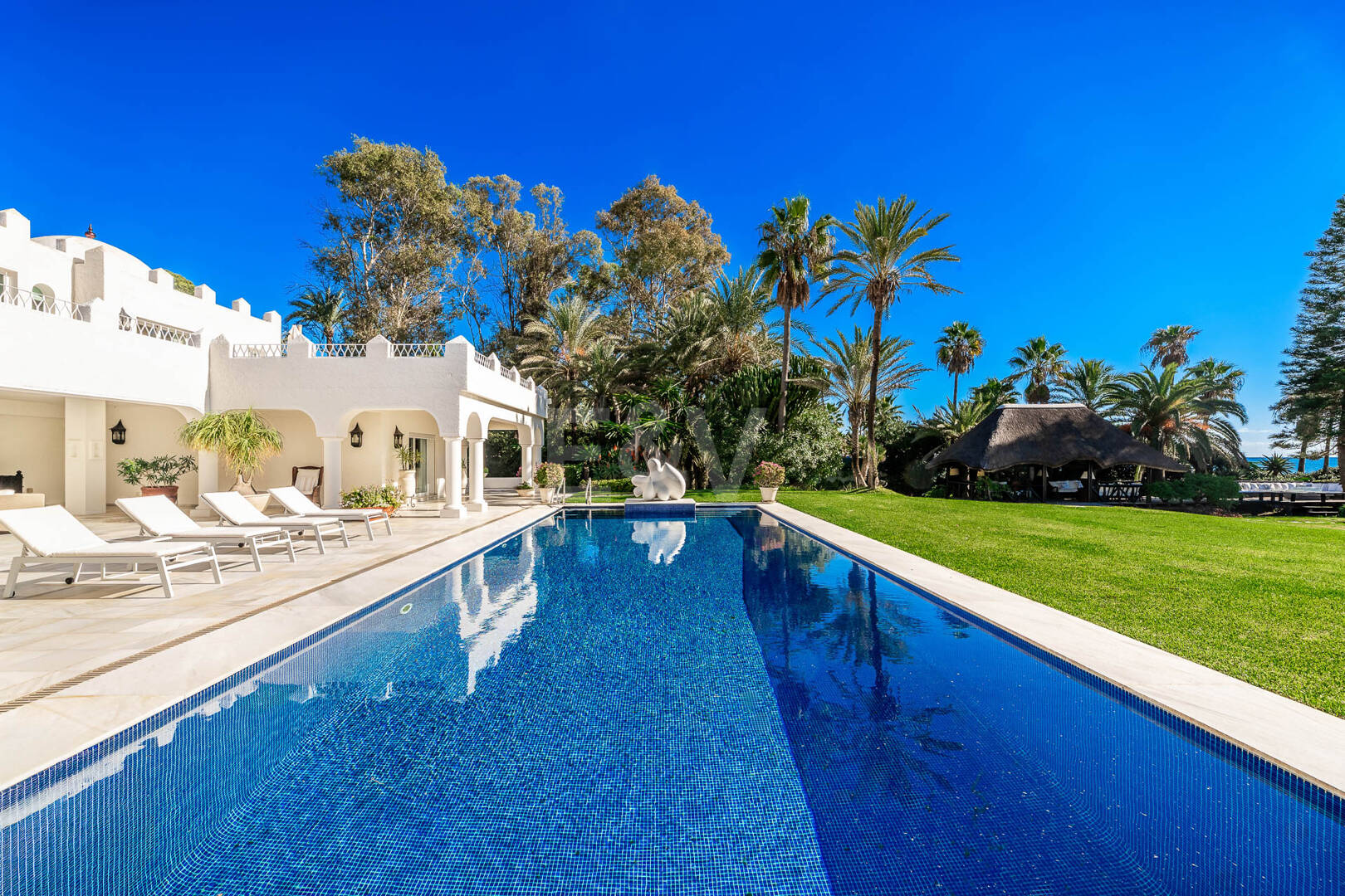 Icónica villa en primera línea con acceso privado a la playa