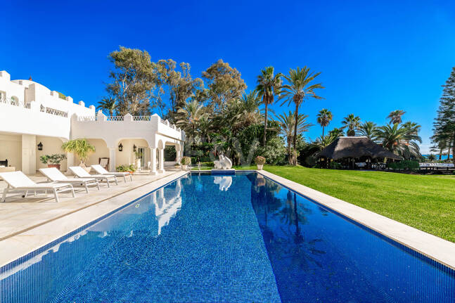 Icónica villa en primera línea con acceso privado a la playa