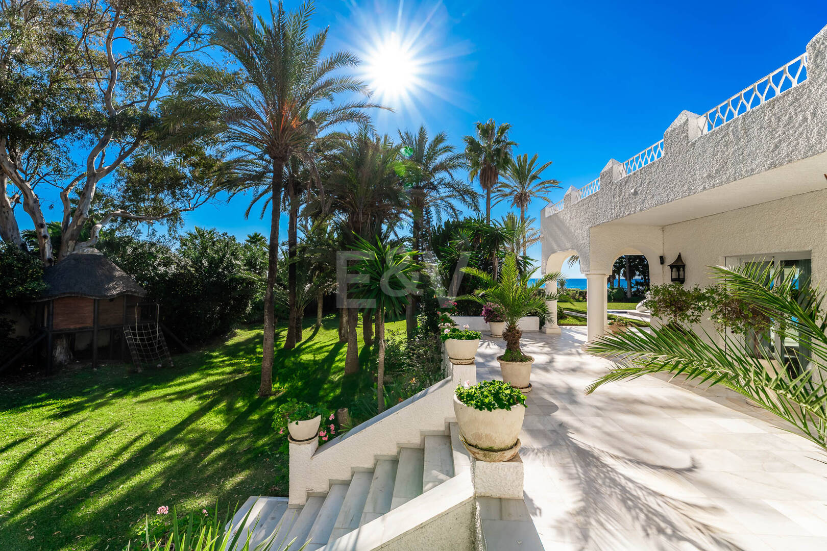 Icónica villa en primera línea con acceso privado a la playa