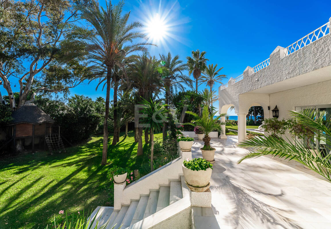 Icónica villa en primera línea con acceso privado a la playa