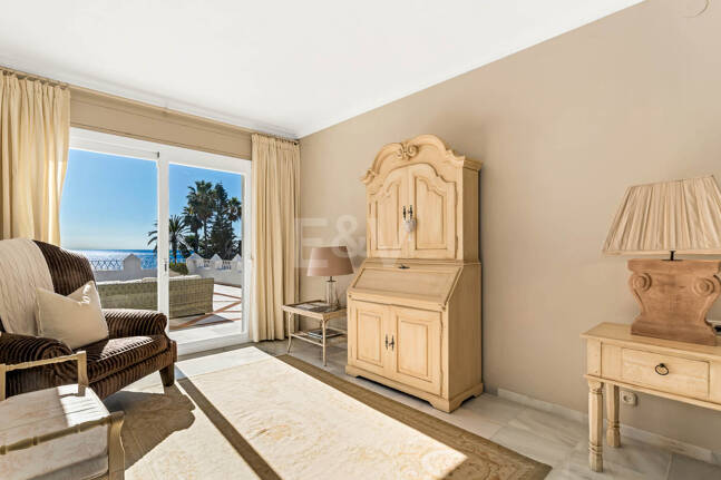 Icónica villa en primera línea con acceso privado a la playa