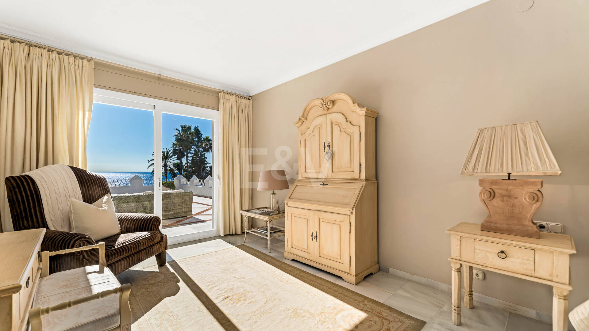 Icónica villa en primera línea con acceso privado a la playa