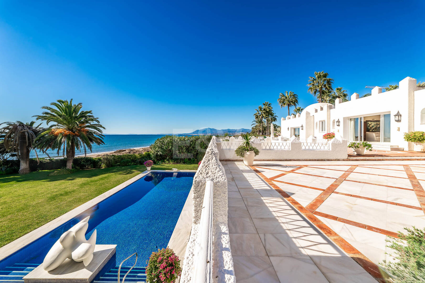 Icónica villa en primera línea con acceso privado a la playa