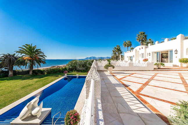 Icónica villa en primera línea con acceso privado a la playa