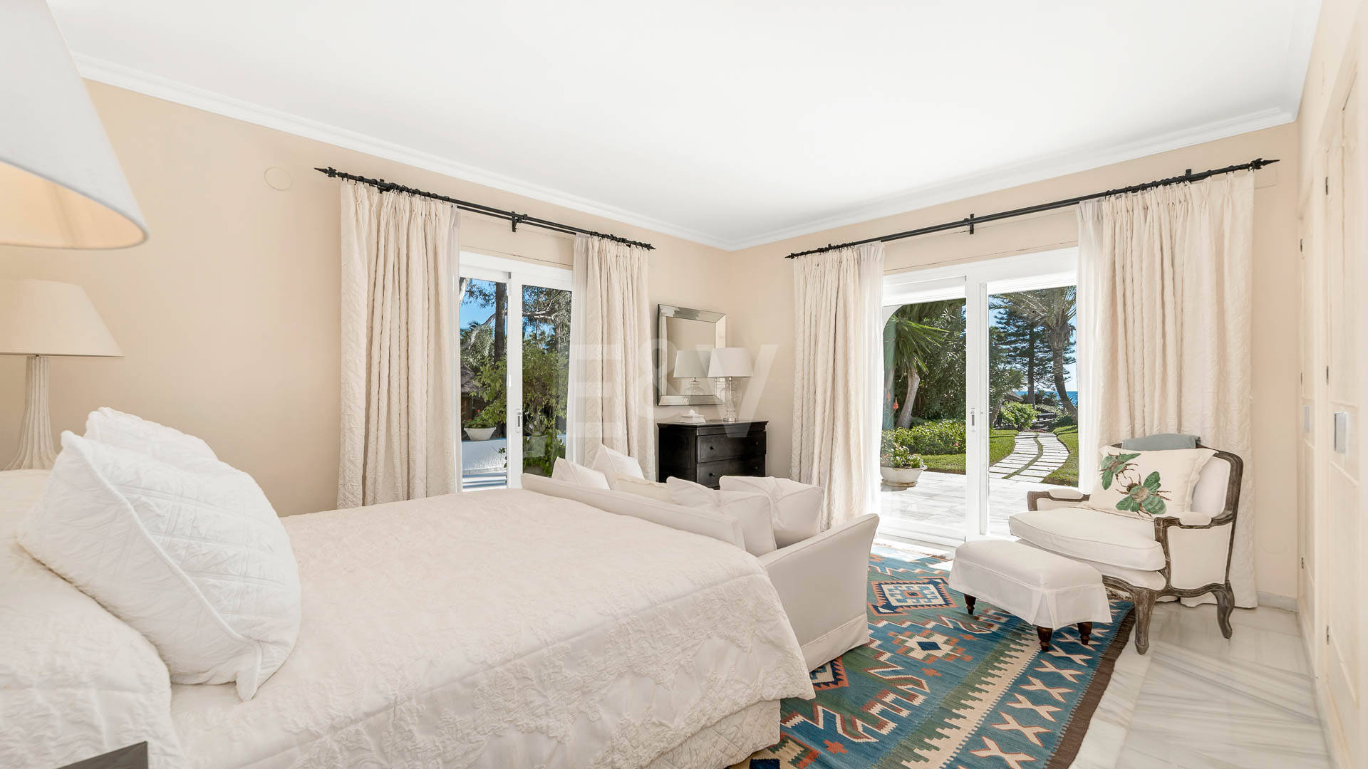 Icónica villa en primera línea con acceso privado a la playa