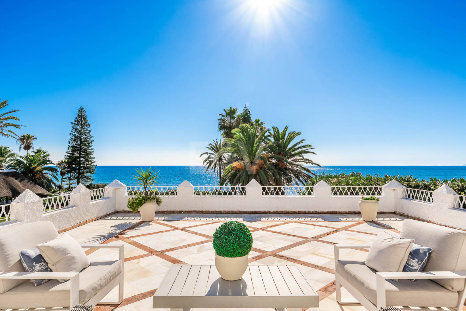 Icónica villa en primera línea con acceso privado a la playa