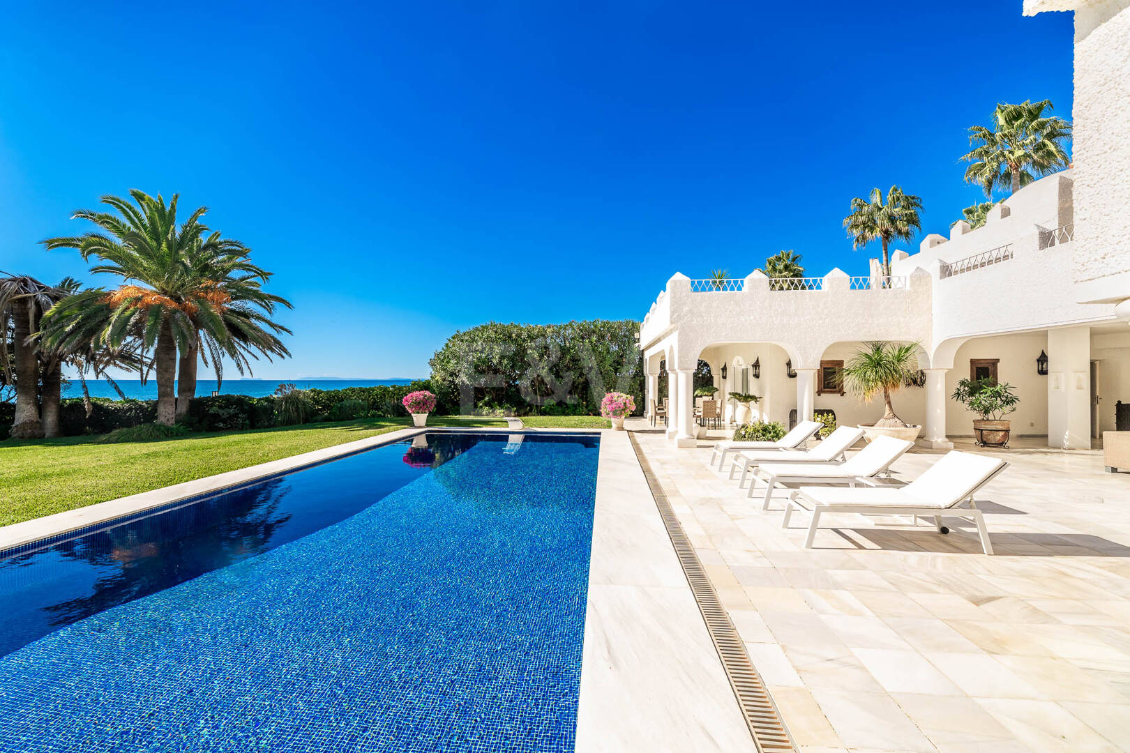 Icónica villa en primera línea con acceso privado a la playa