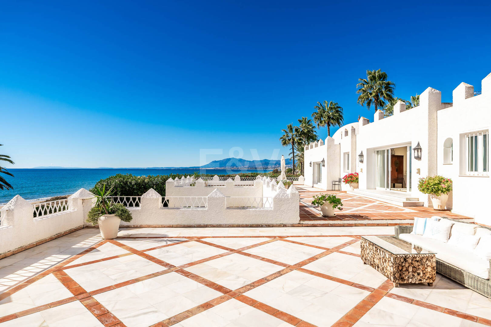 Icónica villa en primera línea con acceso privado a la playa